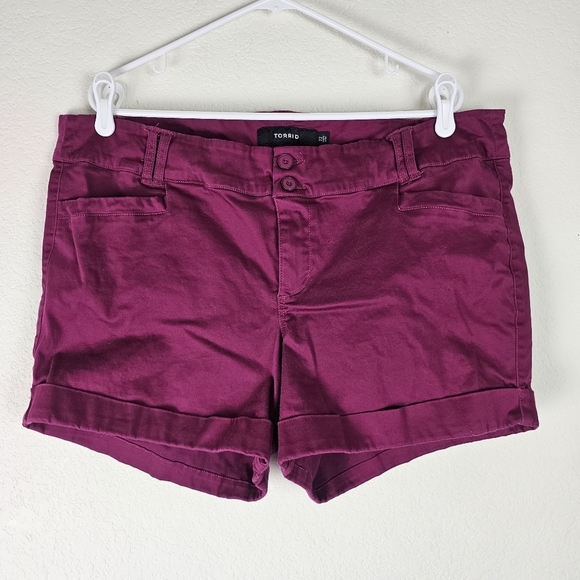 Torrid Burgundy Stretch Chino Shorts Size 22 Cuffed Hem Cotton Blend Plus Size - Picture 2 of 8